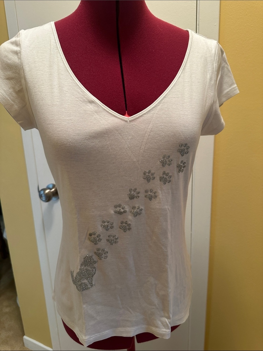 Women's Refined Ribbed White V-Neck Tee with Silver Paws to heart and dog Print